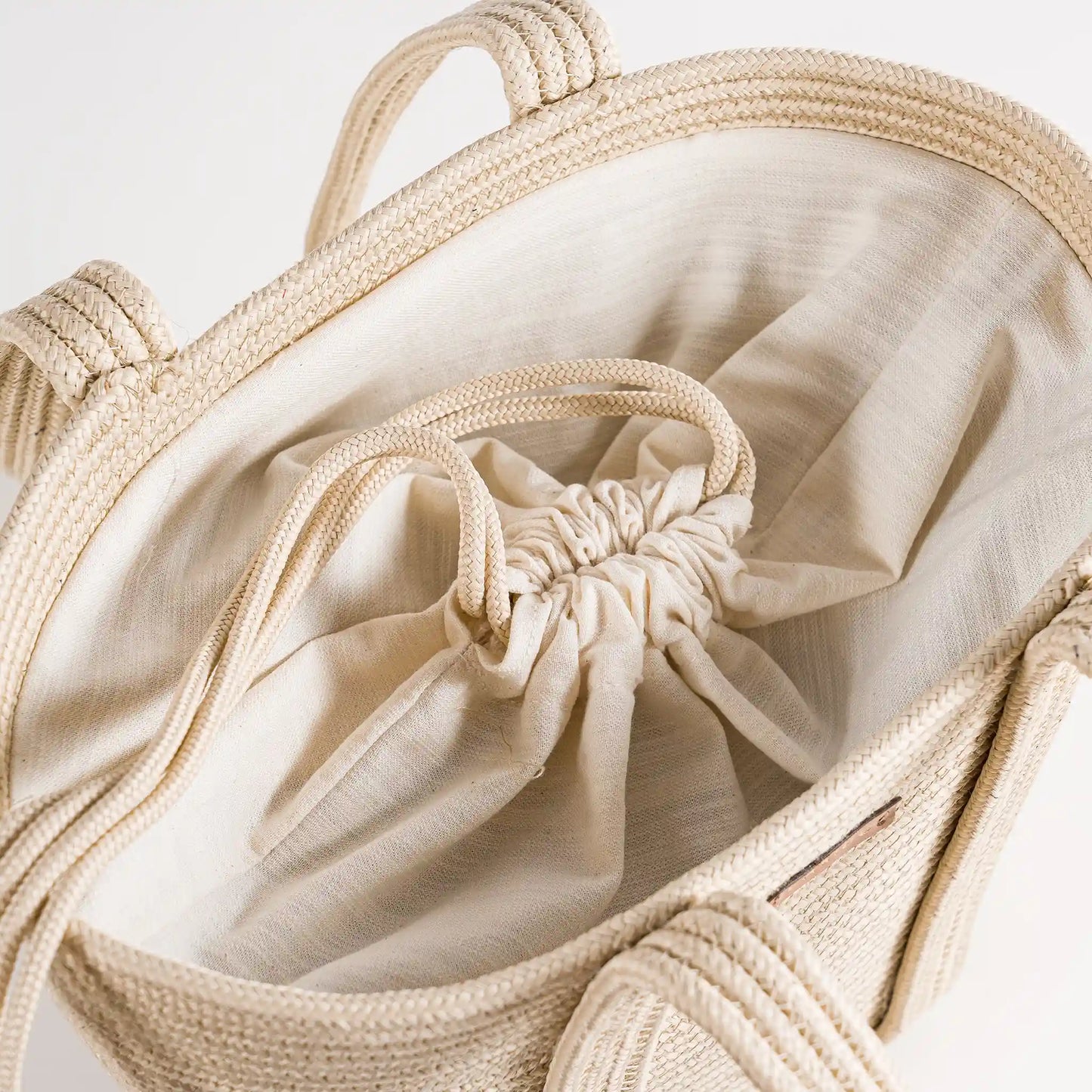 Elegant Handwoven Handbag – Artisanal Braided Design by Darido