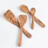 DARIDO_221103_olw_0763-min مجموعة من 3 أدوات مطبخ من خشب الزيتون - ملعقة، ملعقة مسطحة، ملعقة مثقبة + (ملعقة مجانية بطول 20 سم)