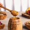 وعاء عسل مع ملعقة من خشب الزيتون