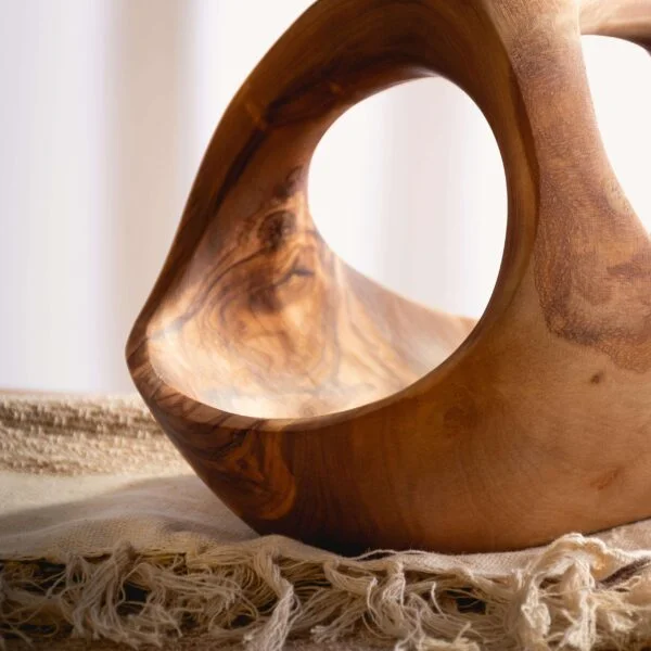 سلة ديكور بطابع ريفي من خشب الزيتون مع 3 مقابض