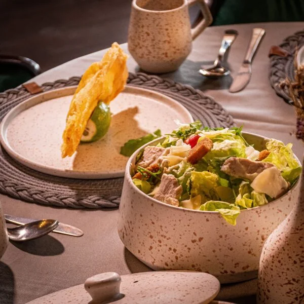 طقم طاولة فخاري أبيض يدوي – أواني عشاء خزفية أنيقة