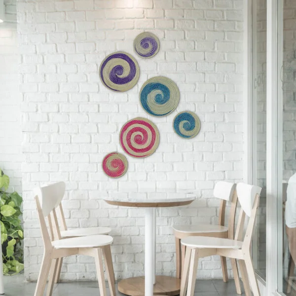 coffee_shop_1x1_cf29ca73-0032-4167-b7e8-c840ce919a53 مجموعة من 6 أقراص حائطية زخرفية. مصنوعة يدوياً من الحلفاء التونسية