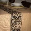 مفرش طاولة فاخر بتصميم الخط العربي – أناقة لكل التجمعات