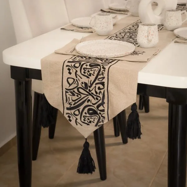table_runner_black_DARIDO_231019_dsc08126 Luxurious Linen Table Runner with Calligraphic Design – Elegance for Every Occasion