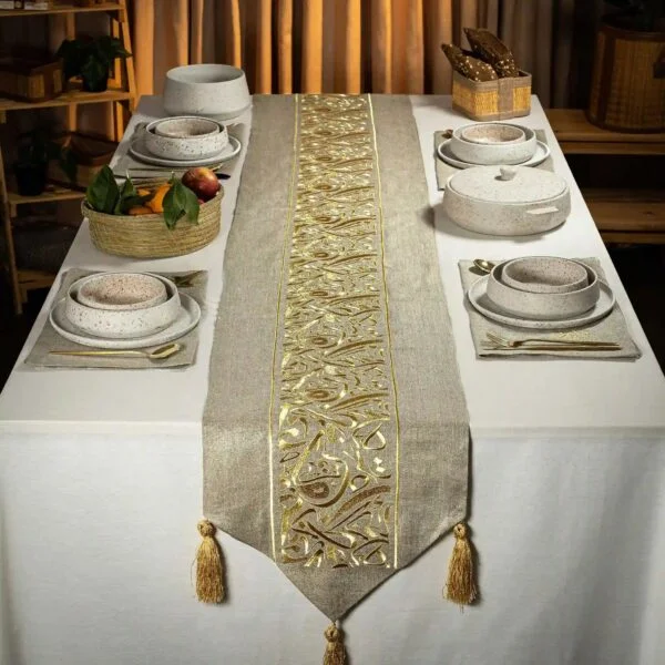 table_runner_gold_DARIDO_231019_dsc01661 Luxurious Linen Table Runner with Calligraphic Design – Elegance for Every Occasion