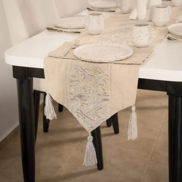 table_runner_silver_DARIDO_231019_dsc08133 Luxurious Linen Table Runner with Calligraphic Design – Elegance for Every Occasion